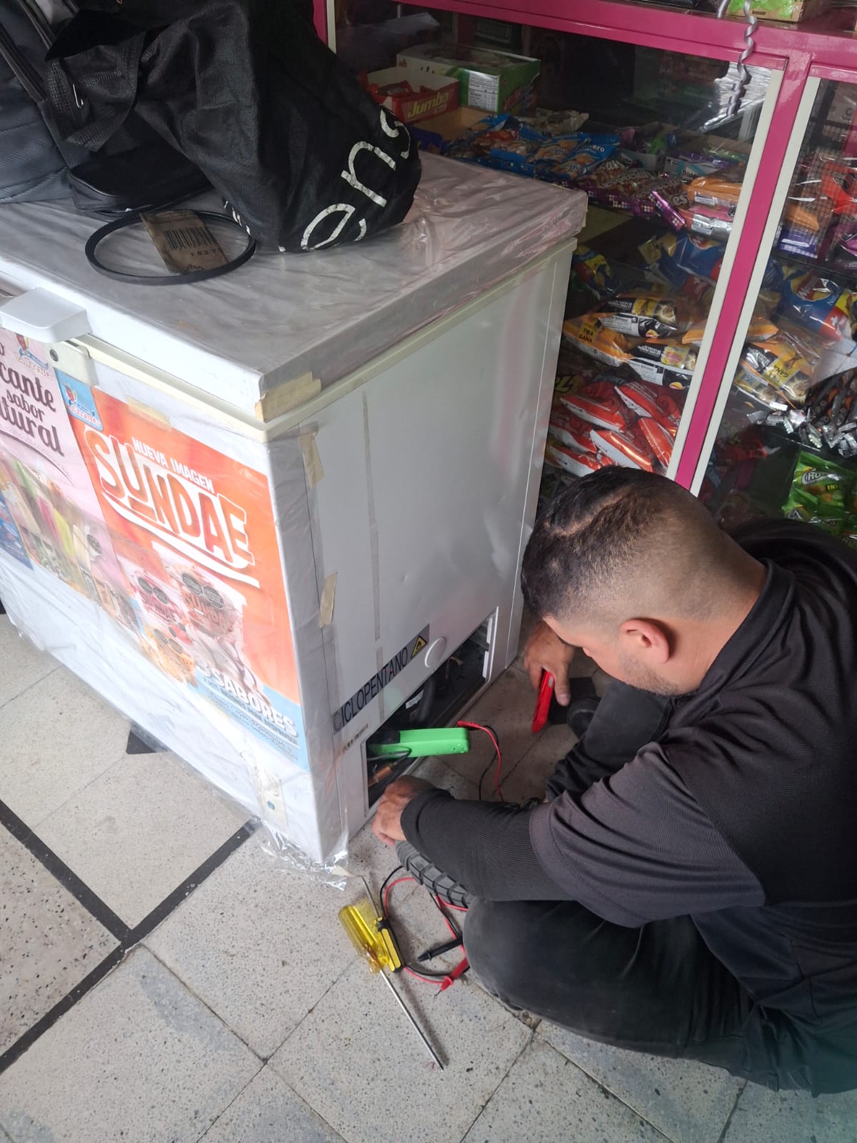 Técnico reparando electrodoméstico